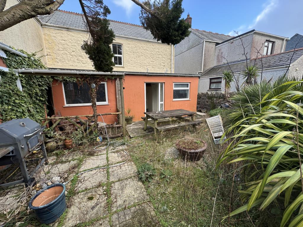 Lot: 104 - SEMI-DETACHED HOUSE FOR IMPROVEMENT - Rear of the property